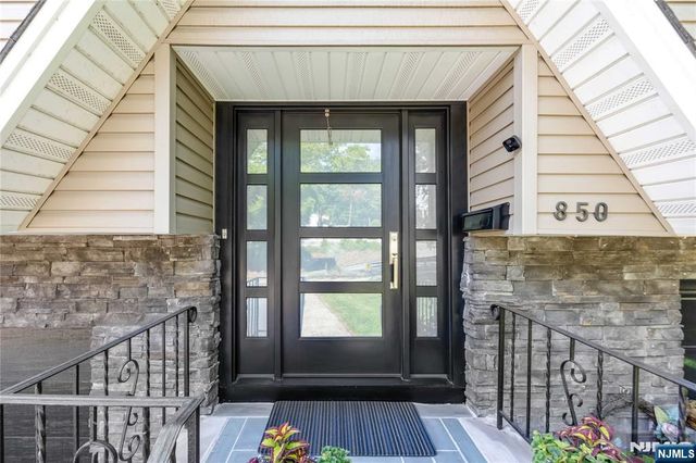 850 Edgewater Avenue, Ridgefield, NJ 07657