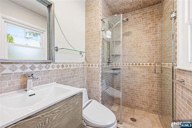 850 Edgewater Avenue, Ridgefield, NJ 07657