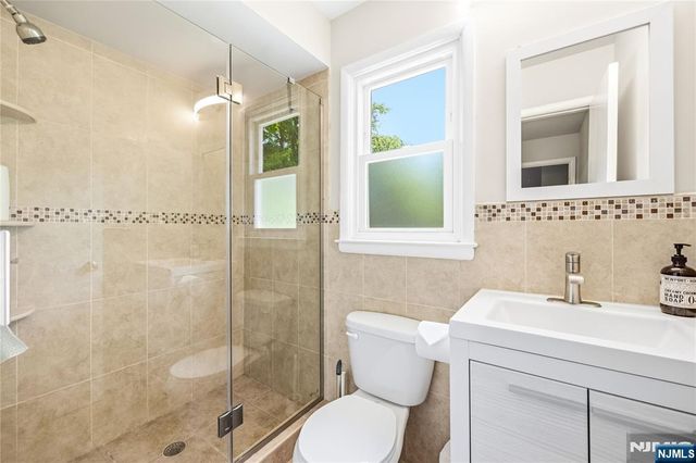 850 Edgewater Avenue, Ridgefield, NJ 07657
