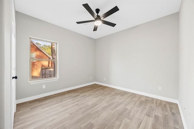 512 Sandy Oaks Drive, Huntsville, TX 77340