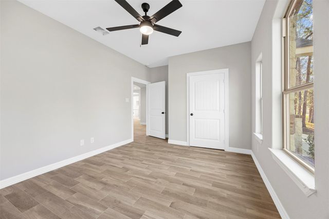 512 Sandy Oaks Drive, Huntsville, TX 77340