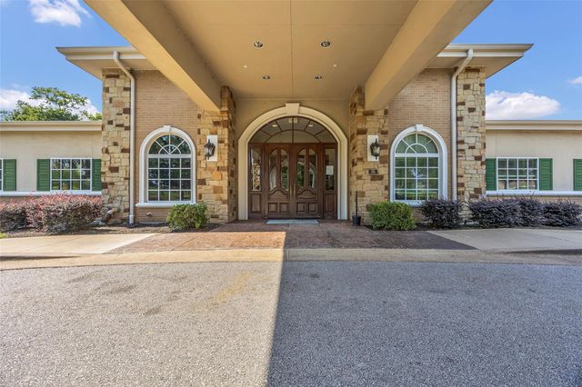 512 Sandy Oaks Drive, Huntsville, TX 77340