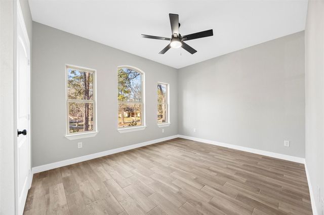 512 Sandy Oaks Drive, Huntsville, TX 77340
