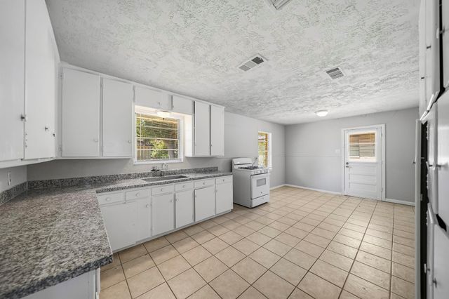 2010 Robinhood Street, Pasadena, TX 77502