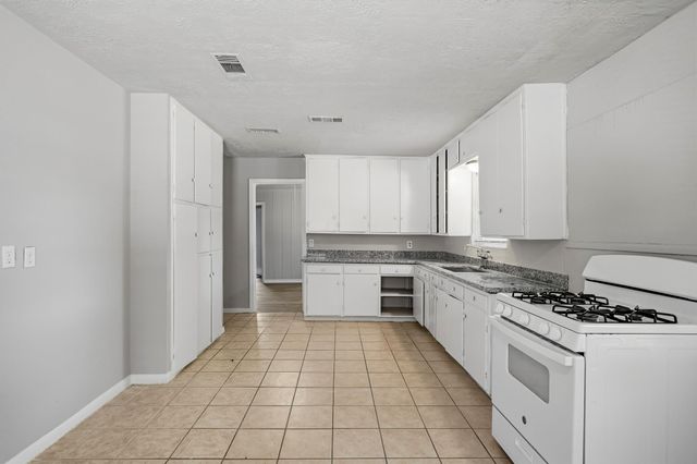 2010 Robinhood Street, Pasadena, TX 77502