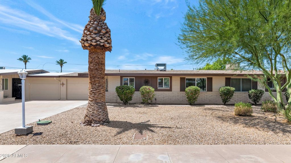 10433 W OAKMONT Drive, Sun City, AZ 85351 — photo 2