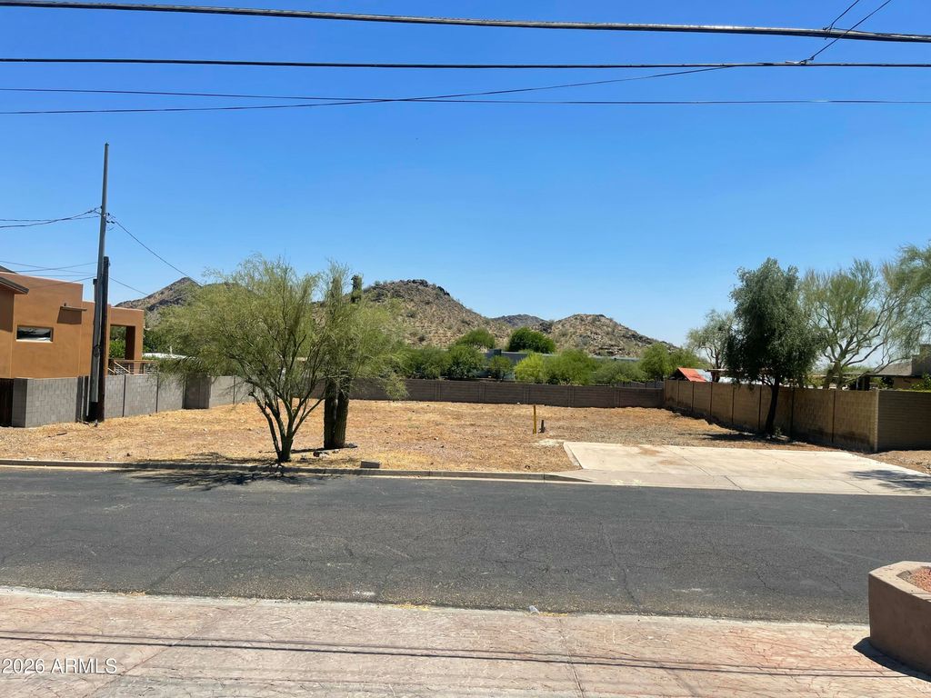 1833 E RONALD Road -, Phoenix, AZ 85022 — exterior
