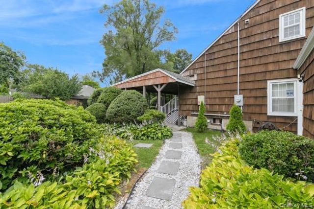 186 Oakwood Road, Huntington Station, NY 11746