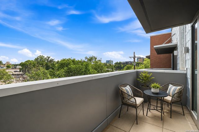 808 E MYRTLE ST, San Antonio, TX 78212
