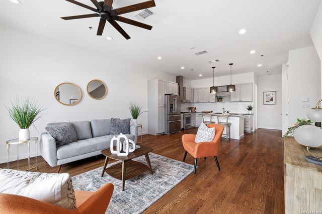 808 E MYRTLE ST, San Antonio, TX 78212