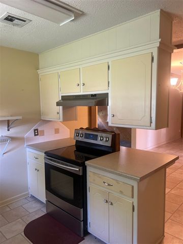 3301 NE Pioneer Blvd, Lawton, OK 73507