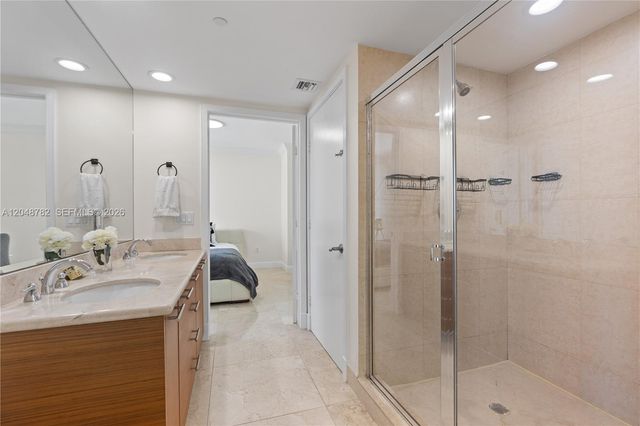 50 Biscayne Blvd 5210, Miami, FL 33132