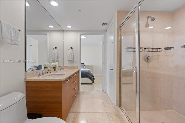 50 Biscayne Blvd 5210, Miami, FL 33132