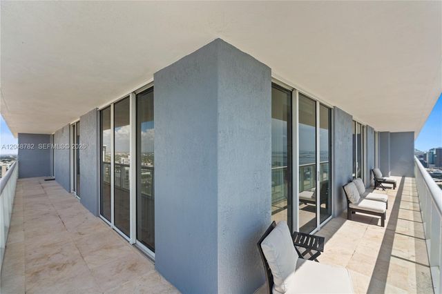50 Biscayne Blvd 5210, Miami, FL 33132