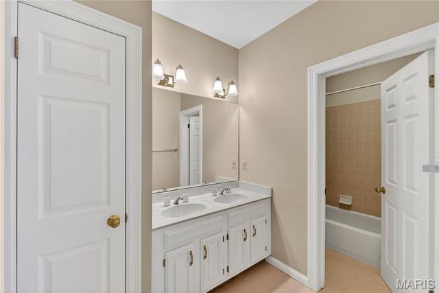 1747 Baxter Forest Valley Court, Chesterfield, MO 63005