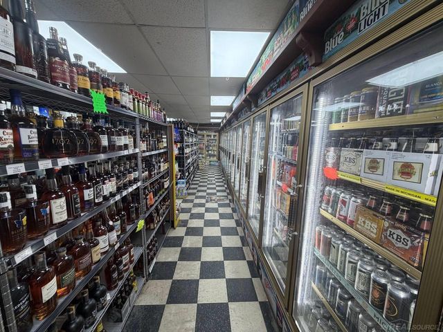 3391 orchard lake Road, Keego Harbor, MI 48320