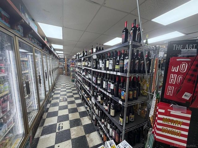 3391 orchard lake Road, Keego Harbor, MI 48320
