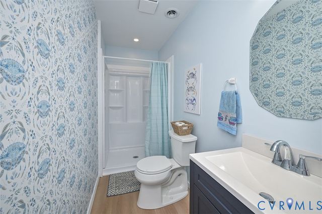 402 Riverside Dr, Deltaville, VA 23043