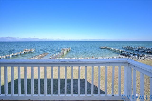 402 Riverside Dr, Deltaville, VA 23043