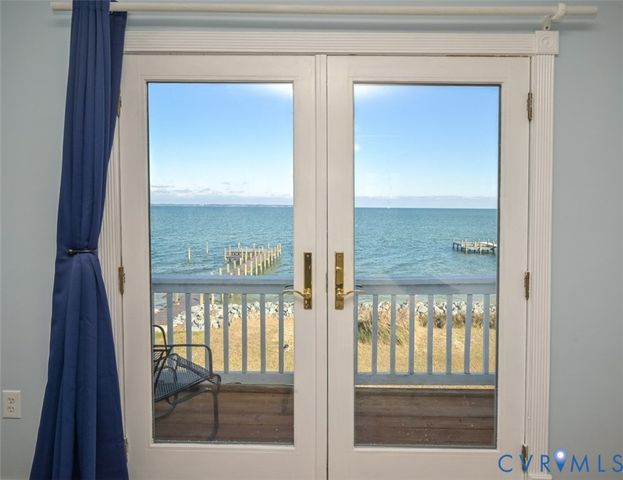 402 Riverside Dr, Deltaville, VA 23043