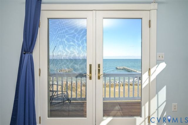 402 Riverside Dr, Deltaville, VA 23043