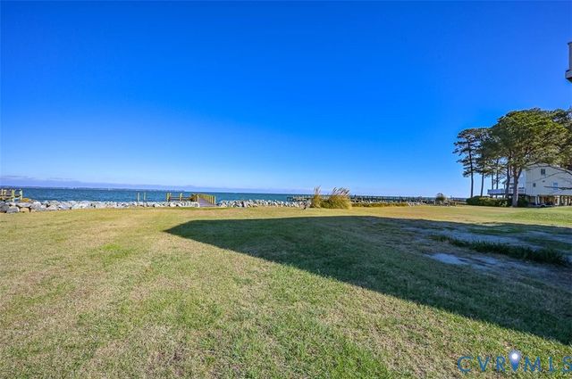 402 Riverside Dr, Deltaville, VA 23043