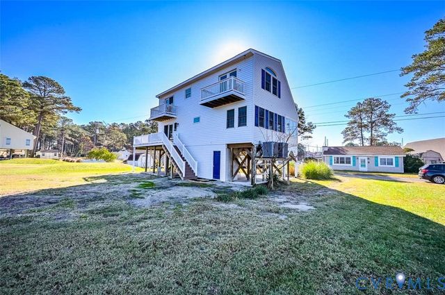 402 Riverside Dr, Deltaville, VA 23043