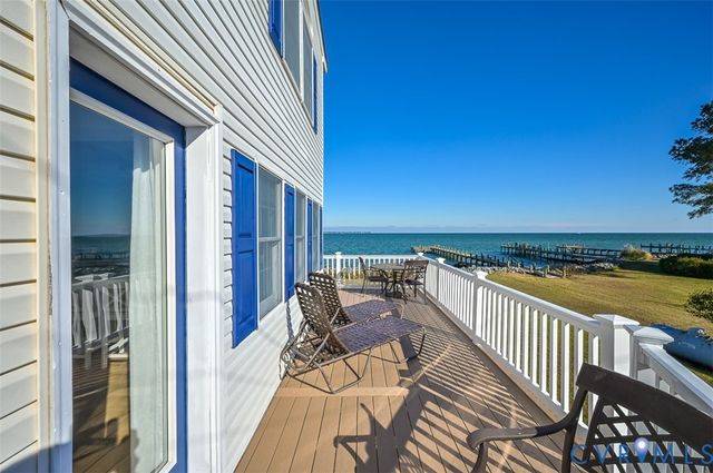 402 Riverside Dr, Deltaville, VA 23043