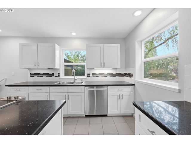 9125 N GENEVA Ave, Portland, OR 97203