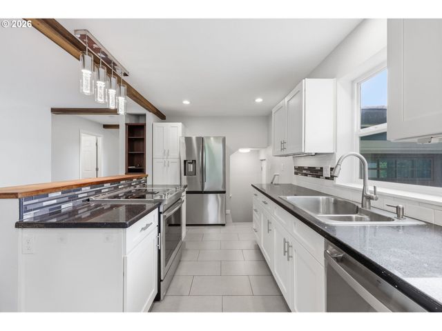 9125 N GENEVA Ave, Portland, OR 97203