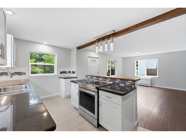 9125 N GENEVA Ave, Portland, OR 97203