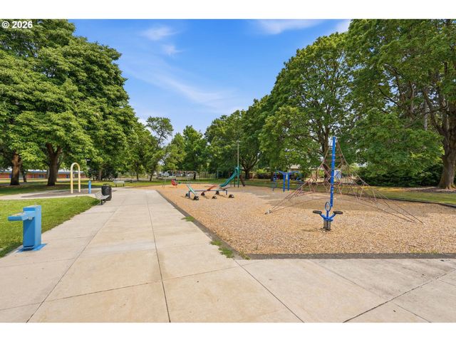 9125 N GENEVA Ave, Portland, OR 97203