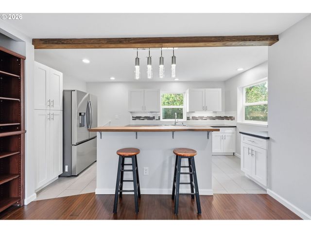 9125 N GENEVA Ave, Portland, OR 97203