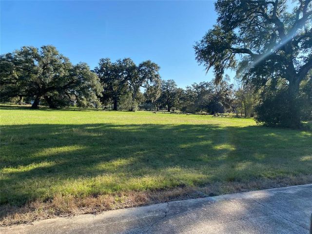 500 Rocking Horse Court W, Angleton, TX 77515