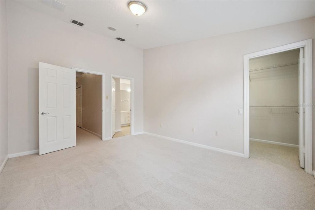 Image 11 of property listing at 7138 SHOWCASE LN, Orlando, FL 32819