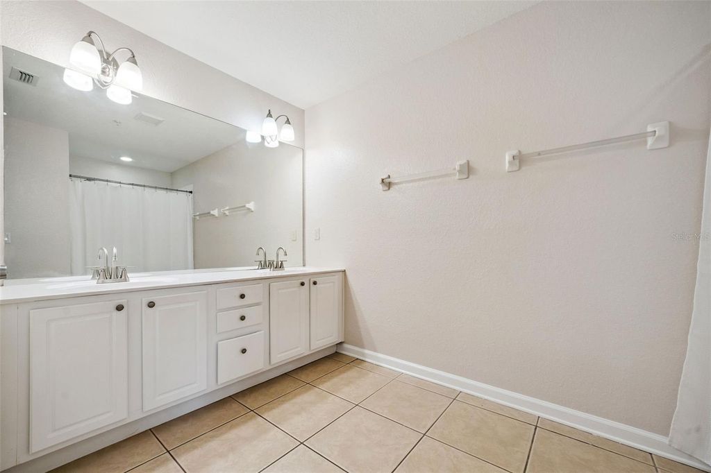 Image 15 of property listing at 7138 SHOWCASE LN, Orlando, FL 32819