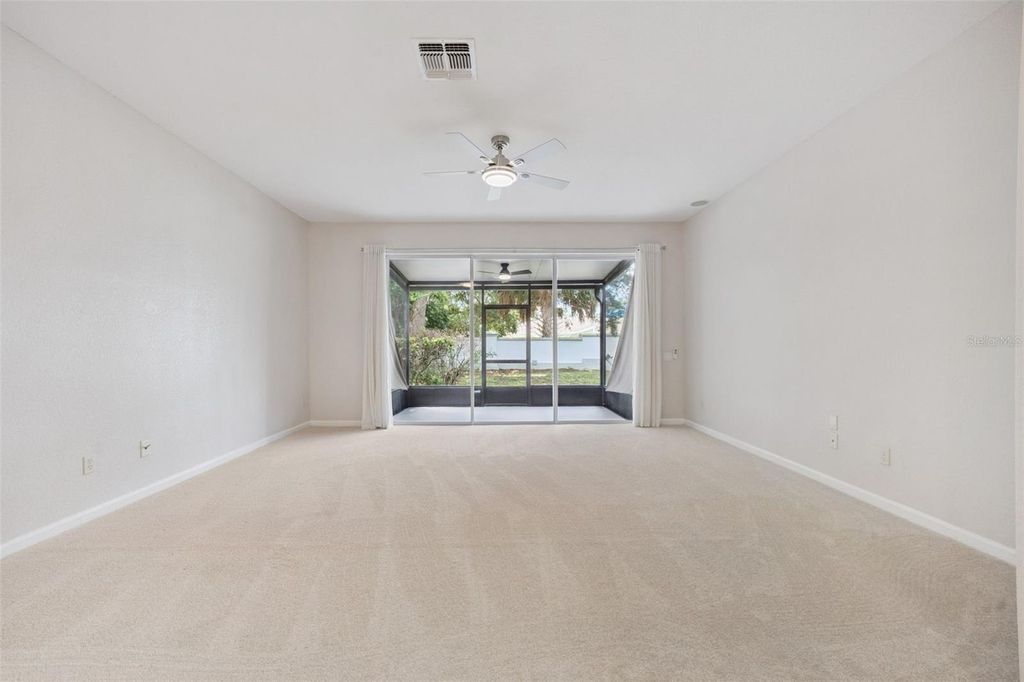 Image 6 of property listing at 7138 SHOWCASE LN, Orlando, FL 32819