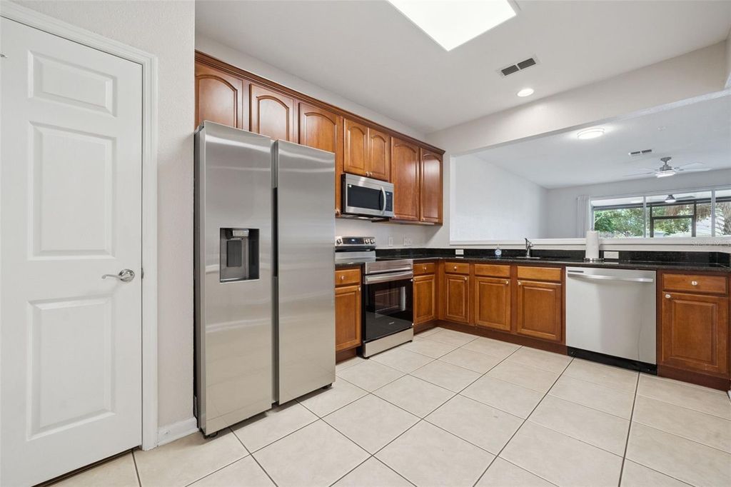 Image 8 of property listing at 7138 SHOWCASE LN, Orlando, FL 32819