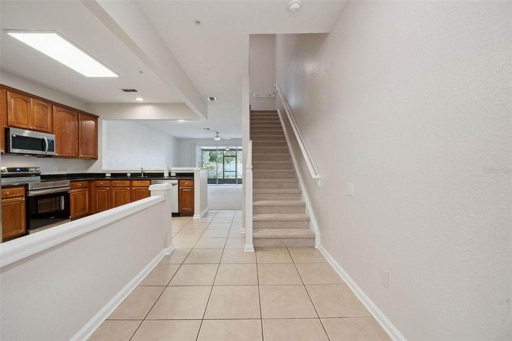 Image 10 of property listing at 7138 SHOWCASE LN, Orlando, FL 32819