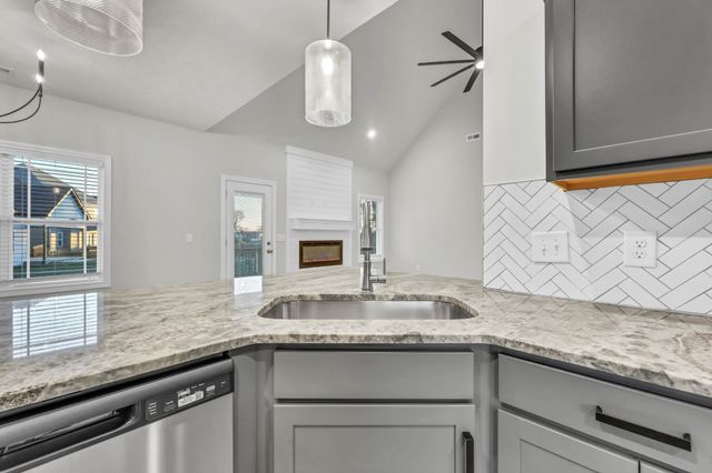 994 Alton Dr, Clarksville, TN 37043