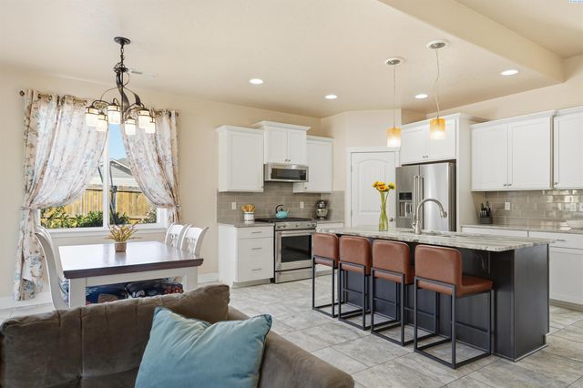 4304 S Dennis Ct, Kennewick, WA 99337