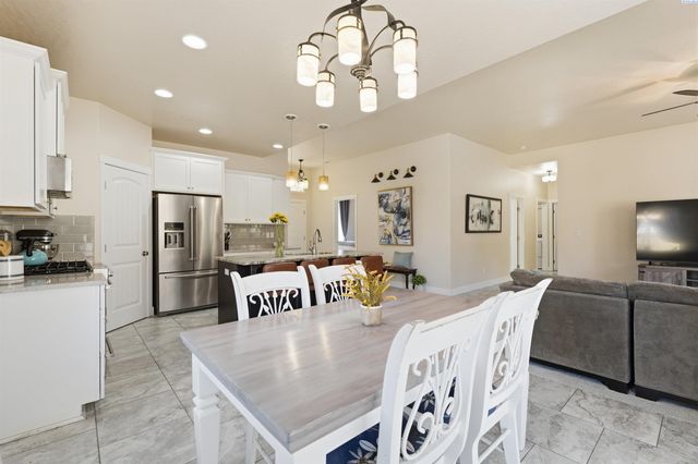 4304 S Dennis Ct, Kennewick, WA 99337