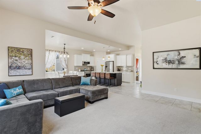 4304 S Dennis Ct, Kennewick, WA 99337