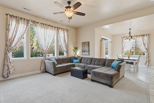 4304 S Dennis Ct, Kennewick, WA 99337