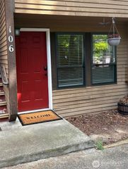 1101 SW Harrier Circle #106, Oak Harbor, WA 98277