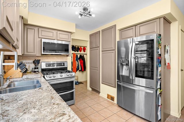 27916 Walker Avenue, Warren, MI 48092