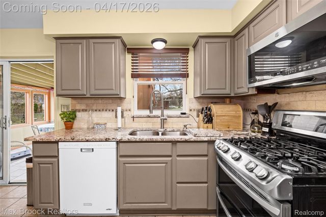 27916 Walker Avenue, Warren, MI 48092