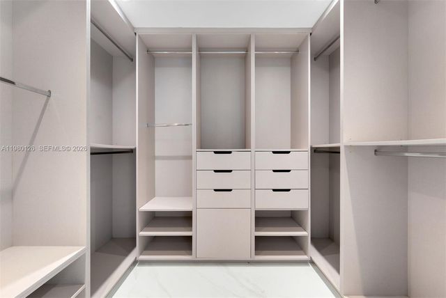 900 Biscayne Blvd 4202, Miami, FL 33132