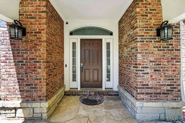 1059 Greystone Manor Parkway, Chesterfield, MO 63005