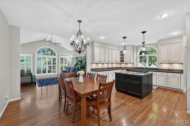 1059 Greystone Manor Parkway, Chesterfield, MO 63005